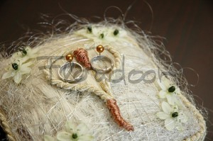 svatební polštářka na prstýnky od květinářství floridoor